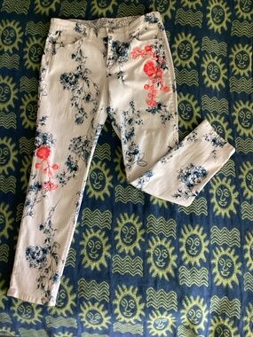 Code Bleu White Jeans with Blue and Coral Accents Sz 8